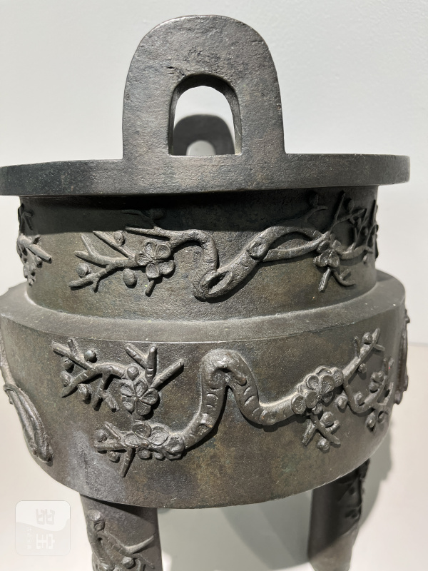 明 高浮雕梅枝纹冲天耳鼎式炉 - 图11